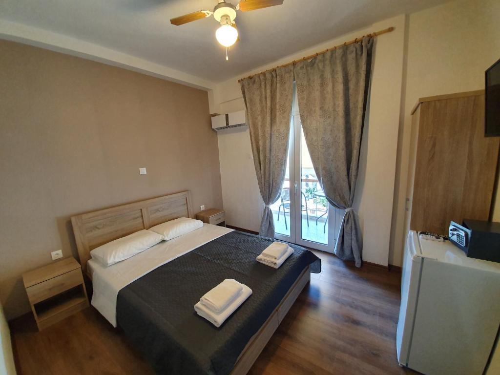 een slaapkamer met een bed met twee handdoeken erop bij Athens center rooms in Athene