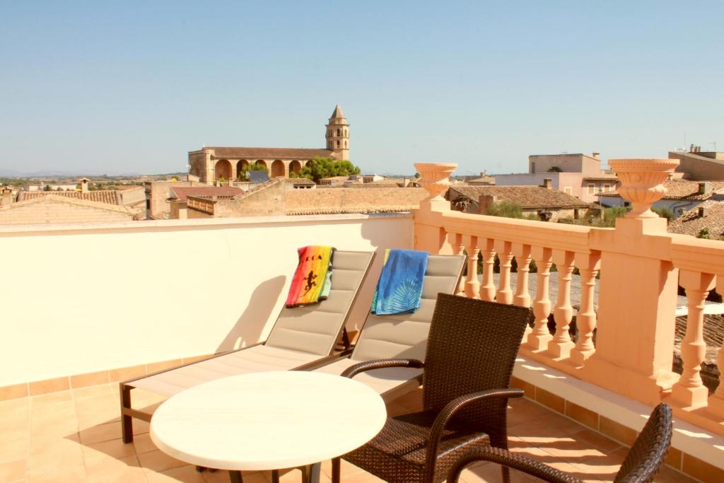 balcone con tavolo, sedie e vista di Cas Padri Font a Petra