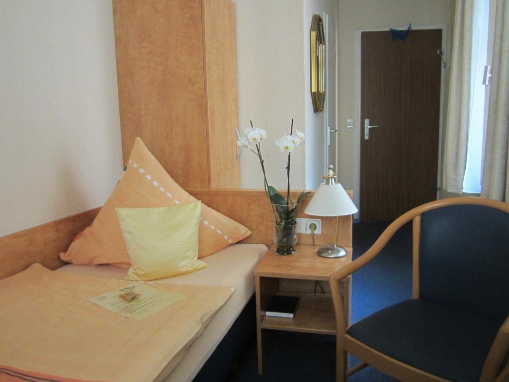 Postel nebo postele na pokoji v ubytování Hotel-Pension Adler Untertürkheim