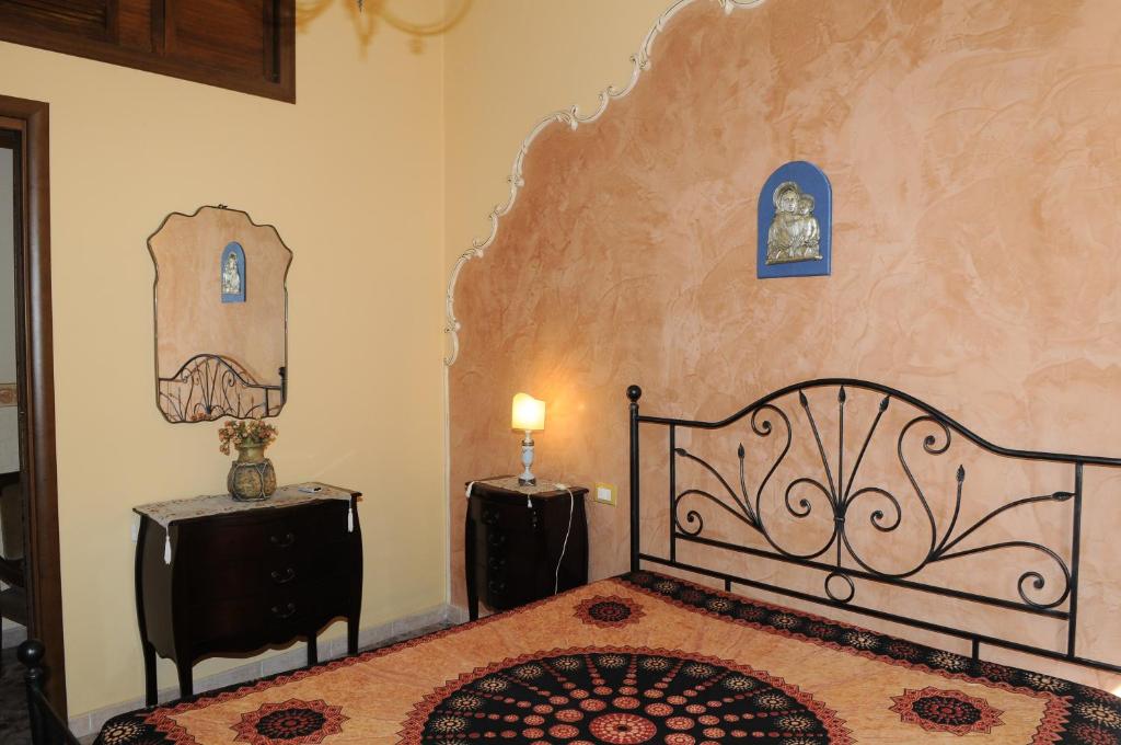 una camera con un grande letto e un muro di Villa Maddalusa a Agrigento