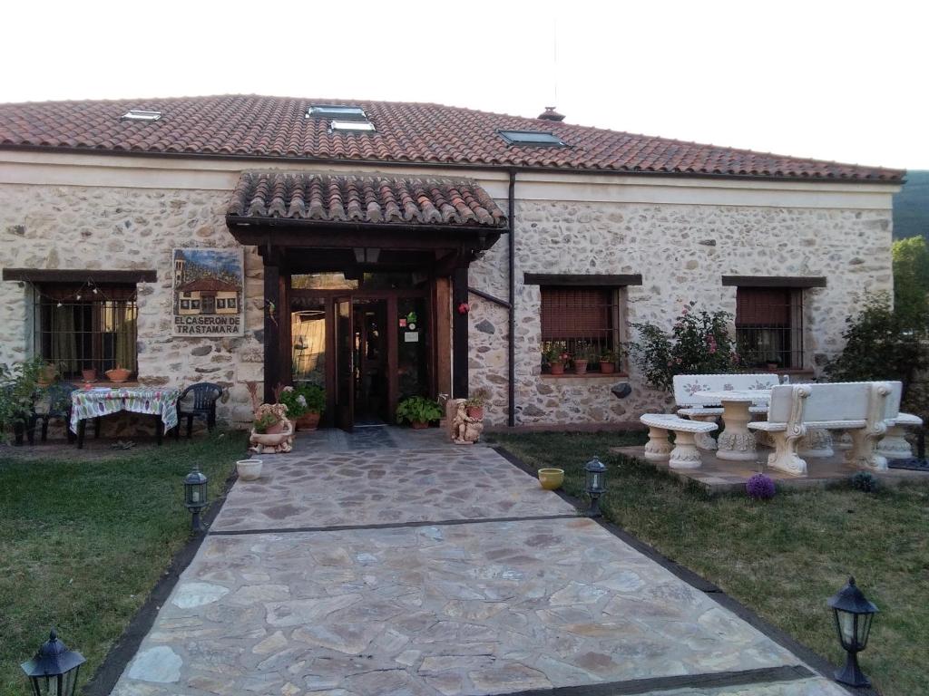 Casa de piedra con patio y edificio en Caserón Trastamara, en Rascafría