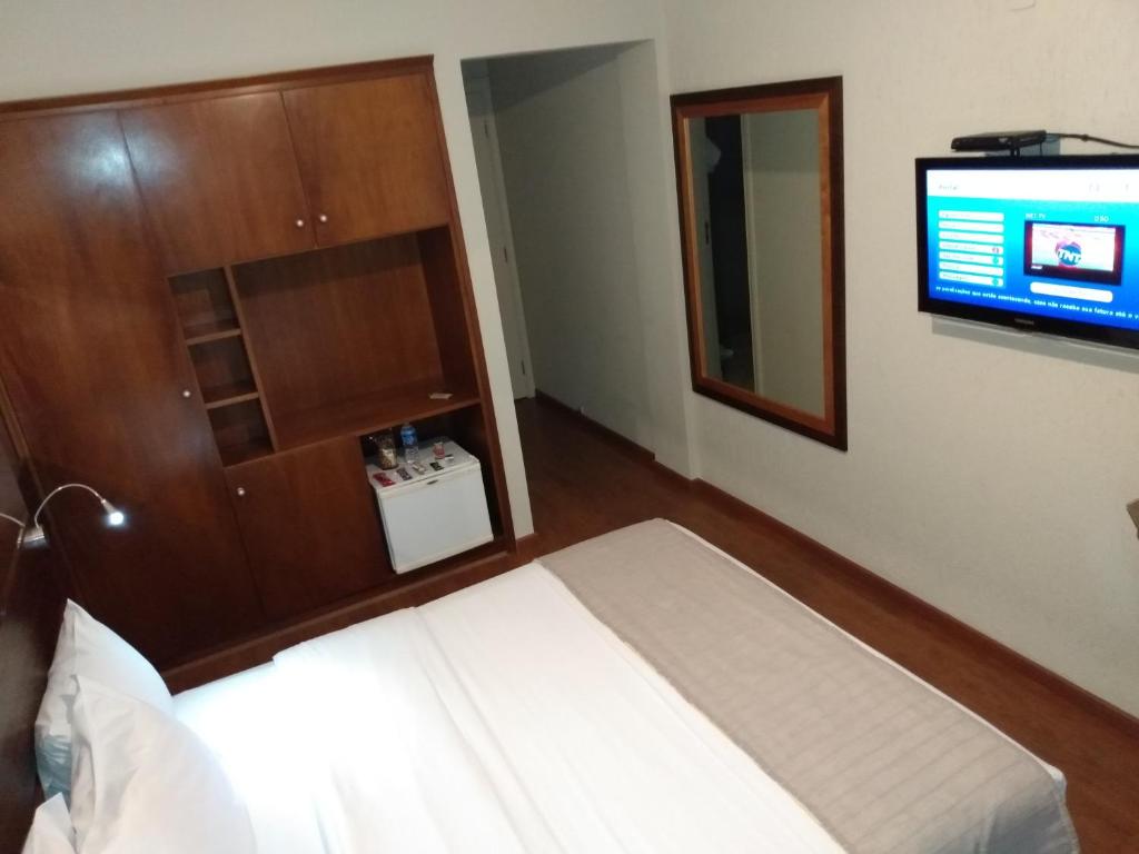 TV a/nebo společenská místnost v ubytování Kuster Hotel