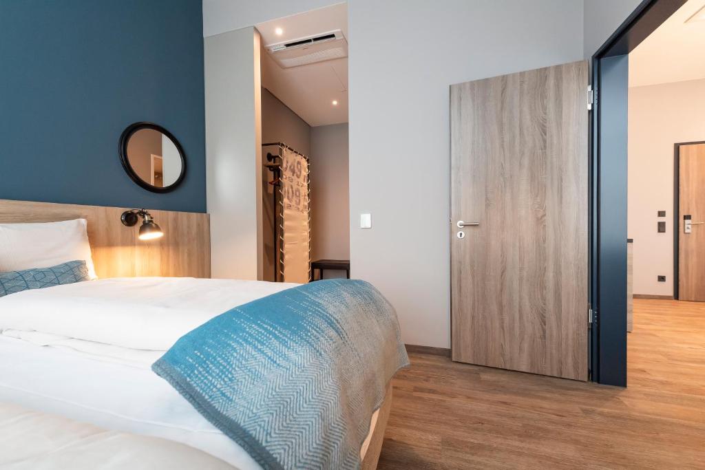 Postel nebo postele na pokoji v ubytování HARBR. hotel Heilbronn
