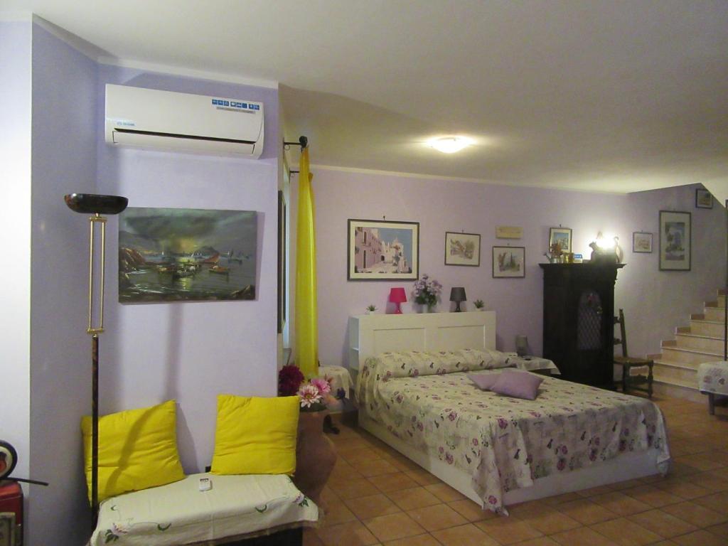 sypialnia z łóżkiem i krzesłem w obiekcie Gatto Matto w mieście Manziana