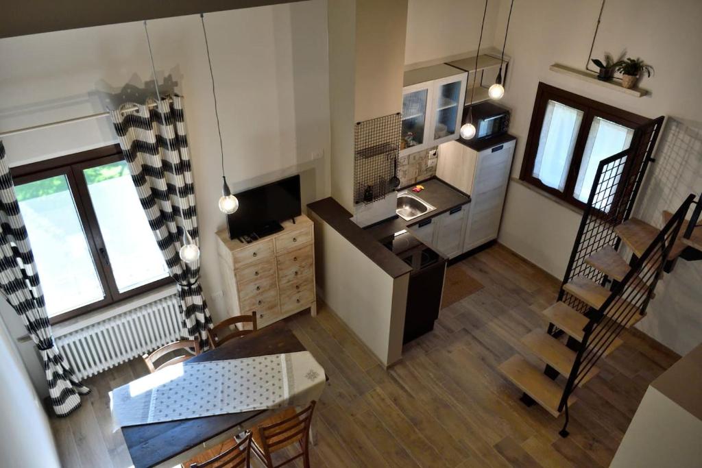 eine Luftansicht auf eine Küche und ein Esszimmer in der Unterkunft Podere Codone in Carnaiola