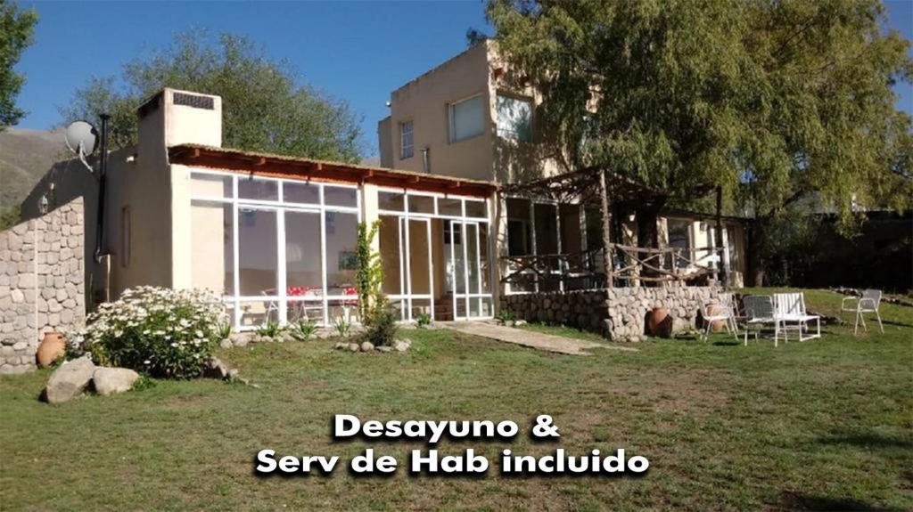 una casa con un gran patio con una casa en Casa de Campo de Familiar en Tafí del Valle