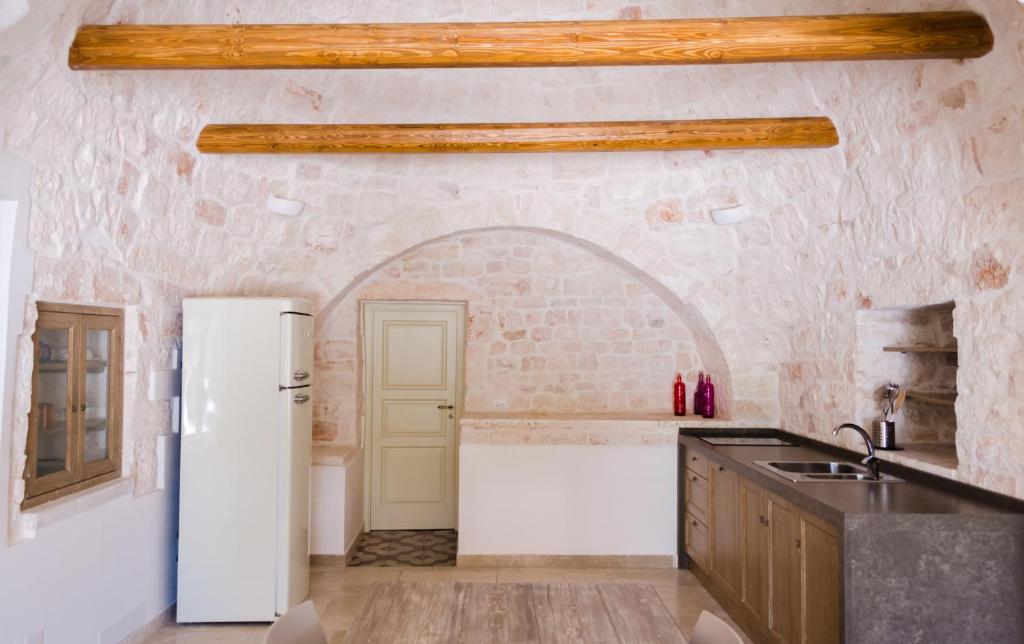 A kitchen or kitchenette at iTrulliescape