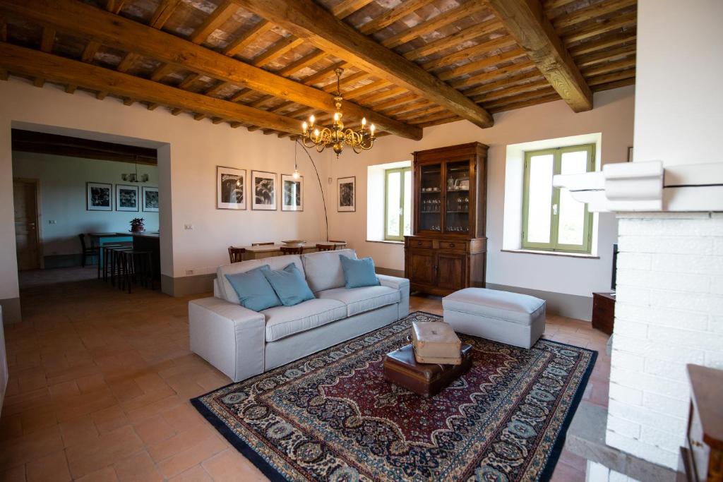 - un salon avec un canapé et une table dans l'établissement Villa A Casa di Giovanni, à Acquapendente