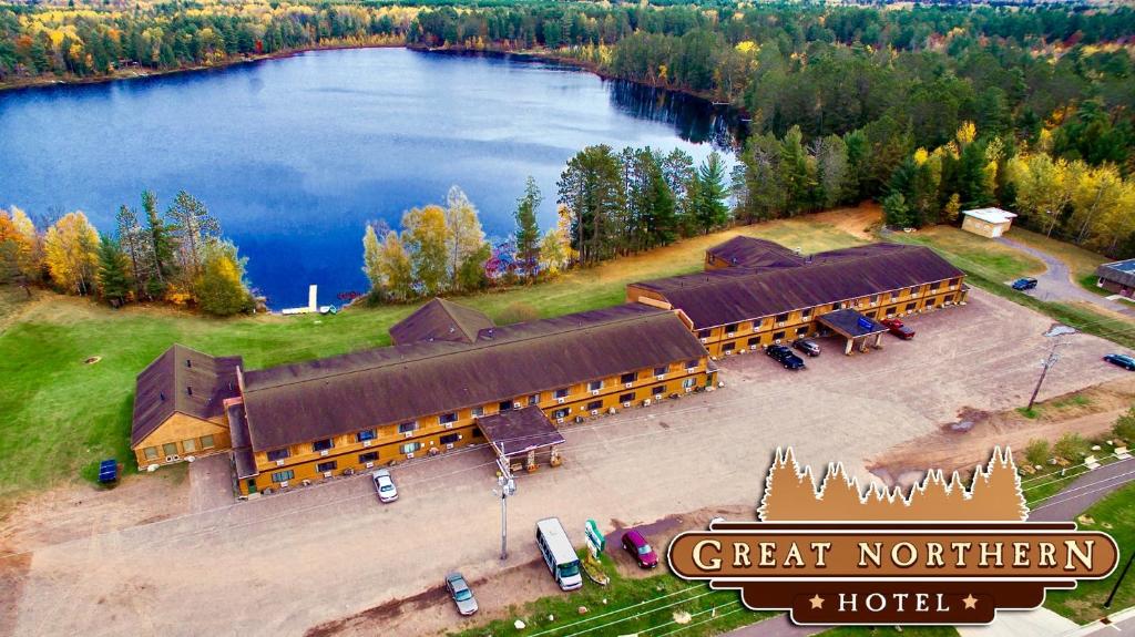 una vista aérea de un gran hotel del norte con un lago en Great Northern Motel, en Mercer