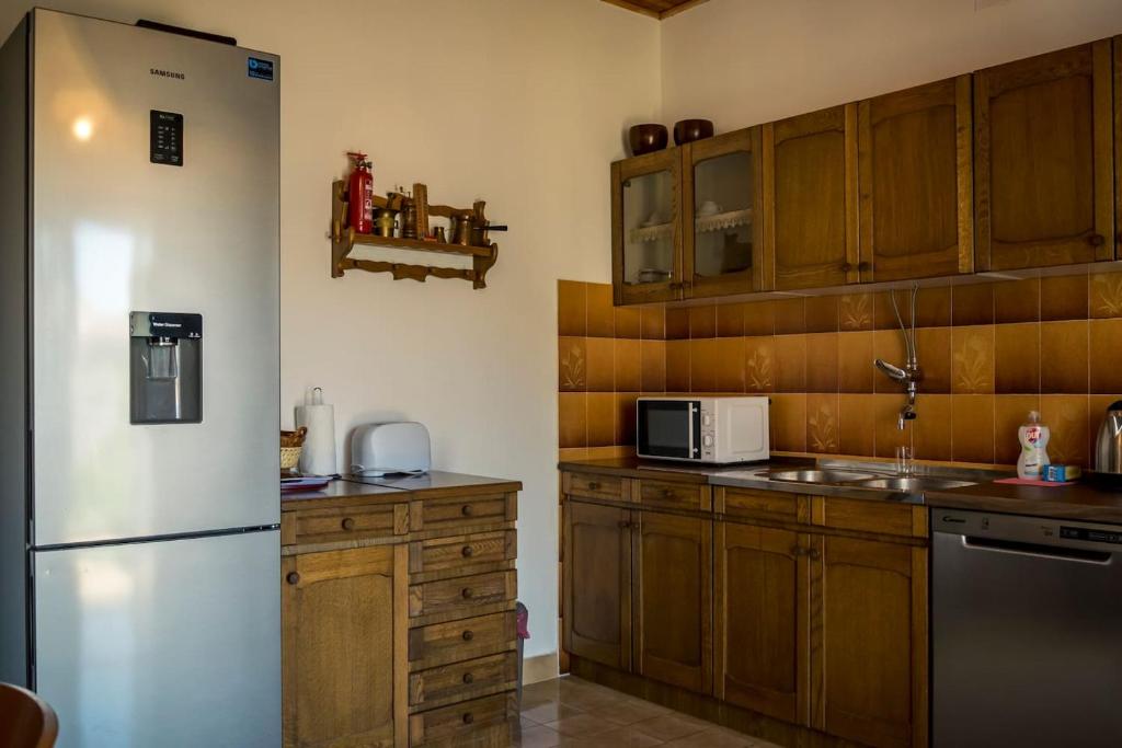 Kuchyňa alebo kuchynka v ubytovaní Vacation house near sea & beaches with HEATED POOL & BBQ