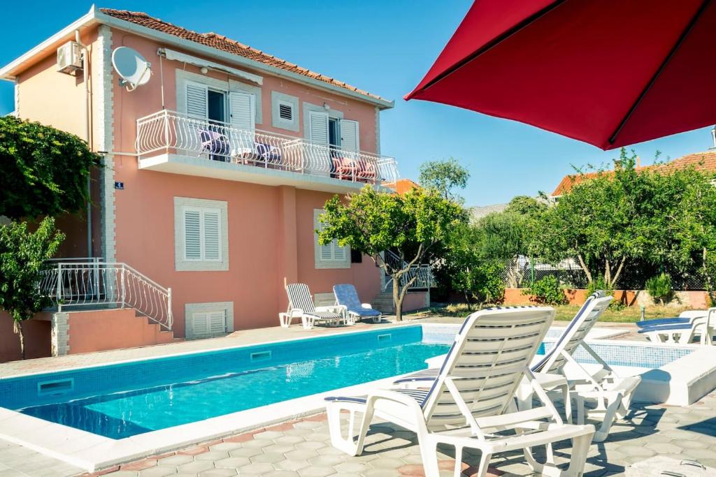 Bazén v ubytovaní Vacation house near sea & beaches with HEATED POOL & BBQ alebo v jeho blízkosti