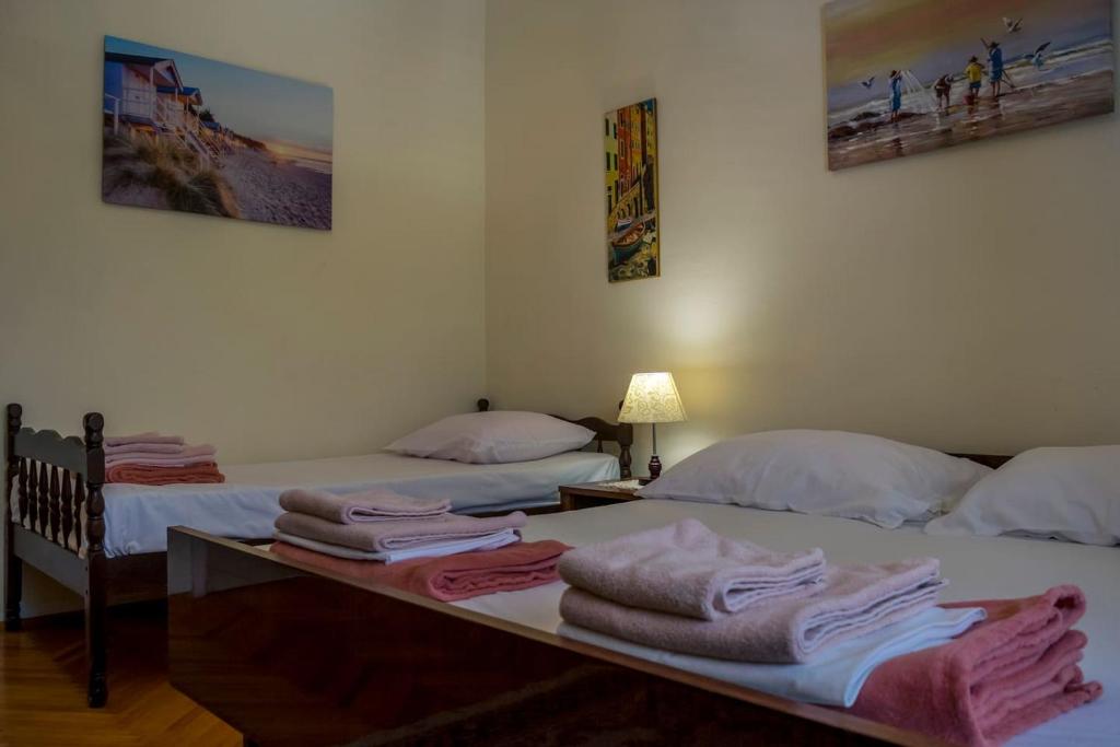 Posteľ alebo postele v izbe v ubytovaní Vacation house near sea & beaches with HEATED POOL & BBQ