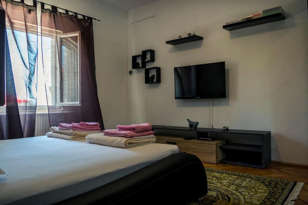 Televízia a/alebo spoločenská miestnosť v ubytovaní Vacation house near sea & beaches with HEATED POOL & BBQ