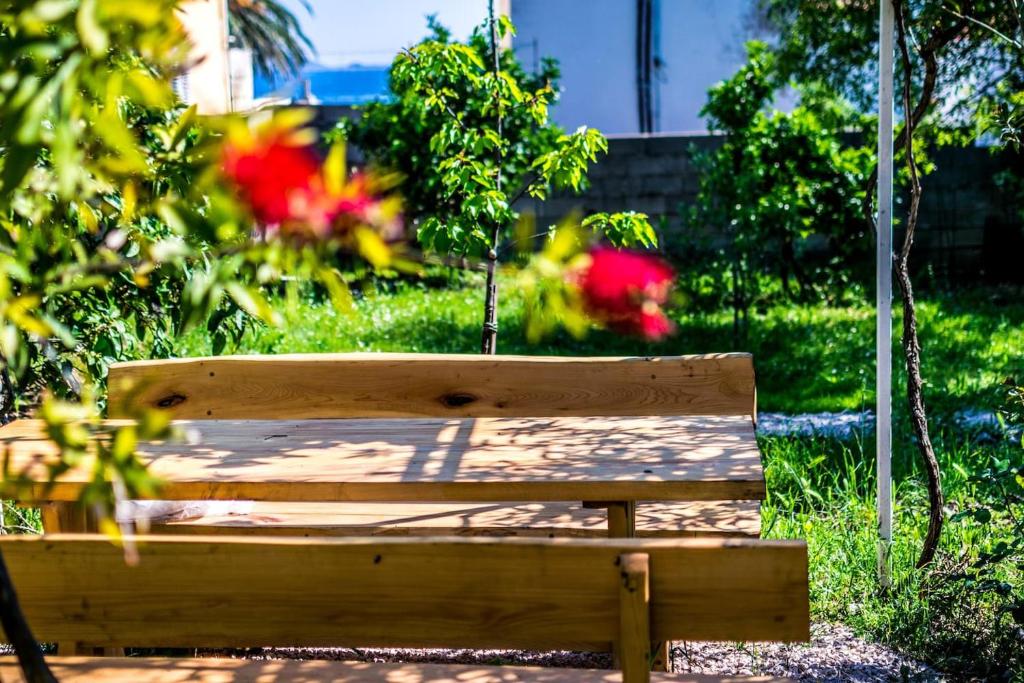 Vonkajšia záhrada v ubytovaní Vacation house near sea & beaches with HEATED POOL & BBQ