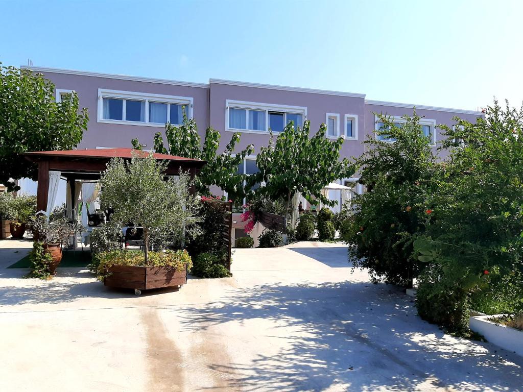 Zahrada ubytování Luxury Suites in Stavromenos