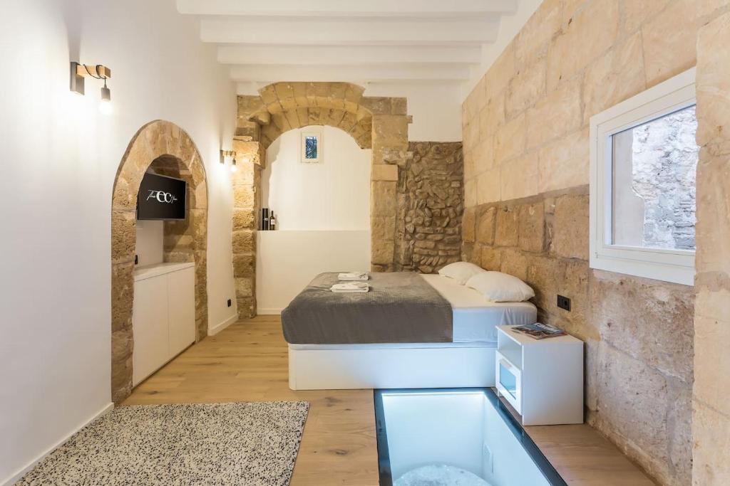 Schlafzimmer mit einem Bett, einem Fenster und einem Waschbecken in der Unterkunft studio cave in Palma de Mallorca