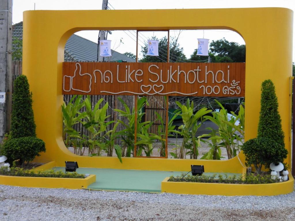 una señal amarilla que no dice nada en Ruen Narisra Resort, en Sukhothai