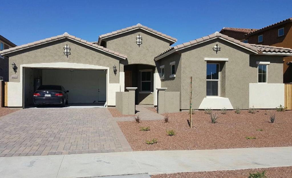 uma casa com um carro estacionado na garagem em Queen creek az casita em Queen Creek