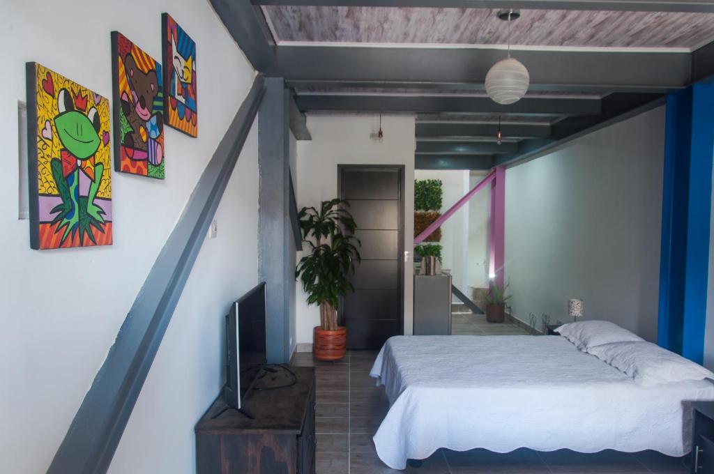 een slaapkamer met een bed en een flatscreen-tv bij Apartamento 12 Cali Sur in Cali