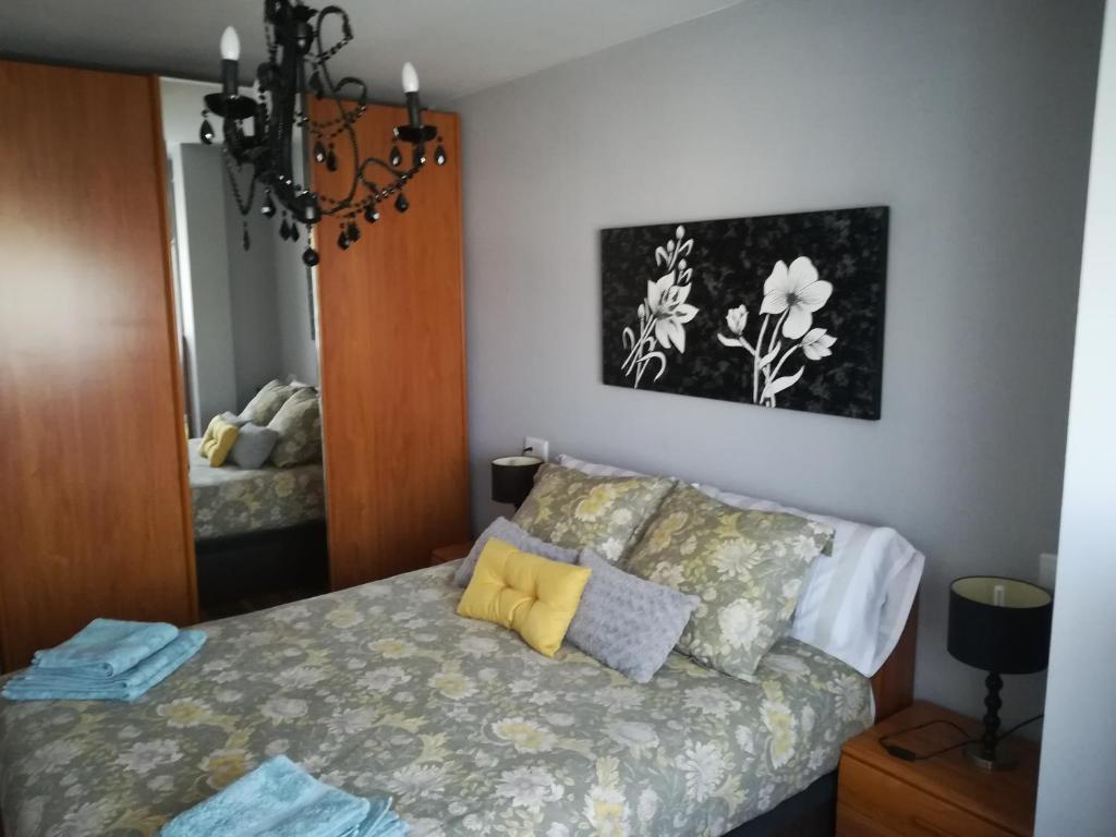 um quarto com uma cama e um espelho em Javi em Gijón