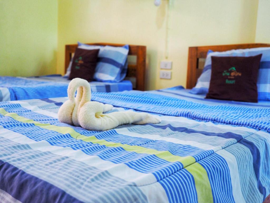 Postel nebo postele na pokoji v ubytování Baansuan Resort