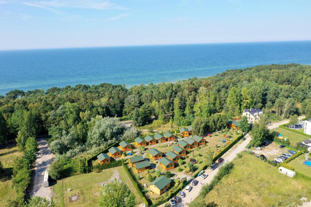 una vista aerea di un resort vicino all'oceano di Słoneczna Polana a Mielno