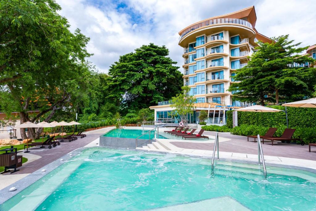 un hotel con piscina y un hotel en Centara Sonrisa Residences & Suites Sriracha, en Si Racha