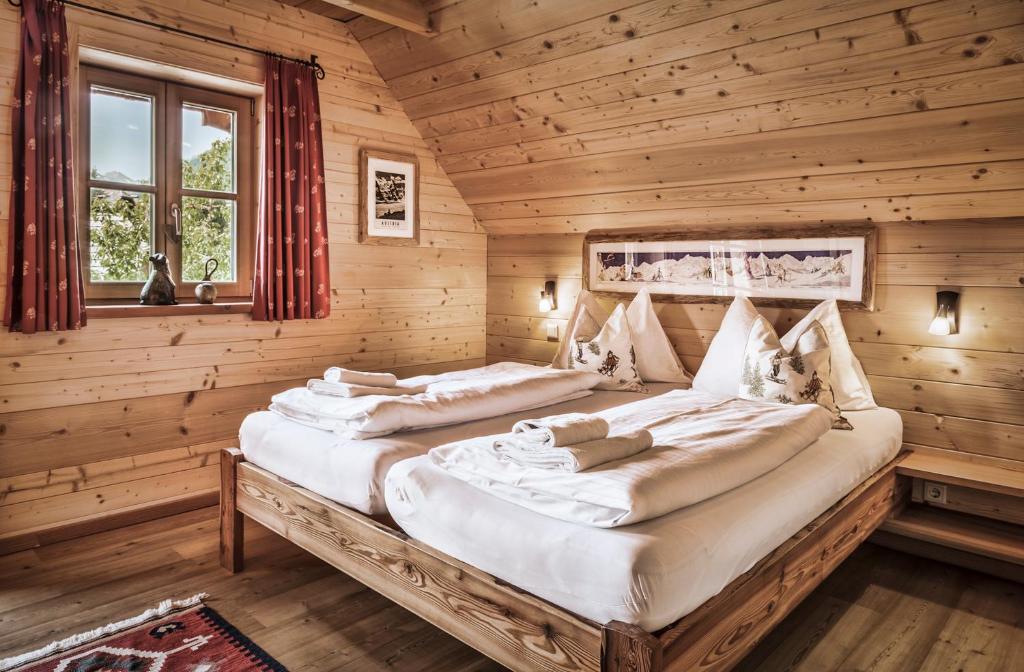 sypialnia z 2 łóżkami w drewnianym domku w obiekcie st martin chalets w mieście Sankt Michael im Lungau