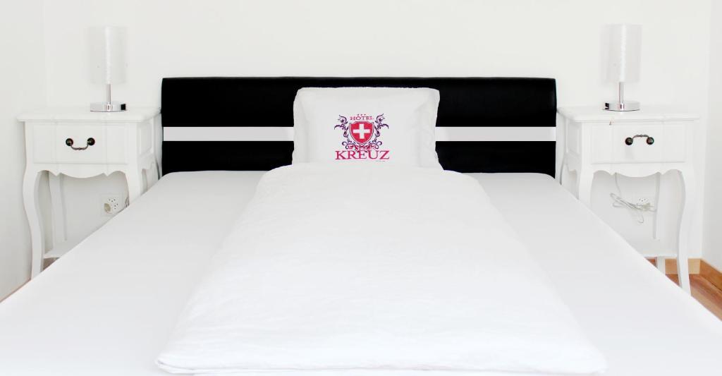 Postel nebo postele na pokoji v ubytování Hotel Weisses Kreuz
