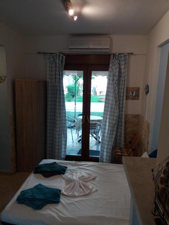 Postel nebo postele na pokoji v ubytování Maisonette Near the Beach