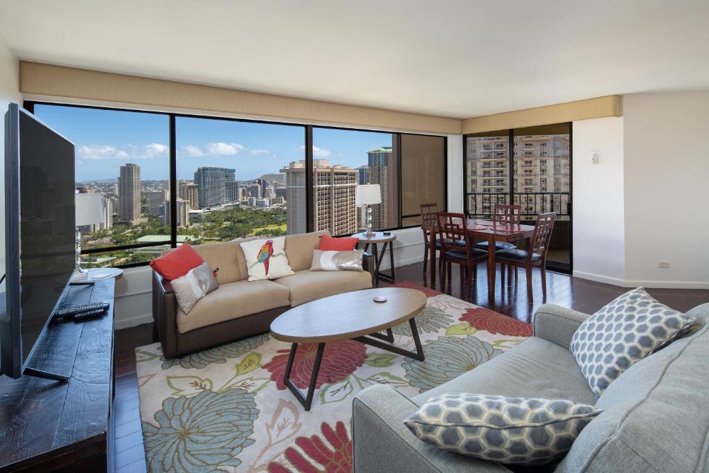 sala de estar con sofá y mesa en Waikiki vacation 2BR suite 88, en Honolulu