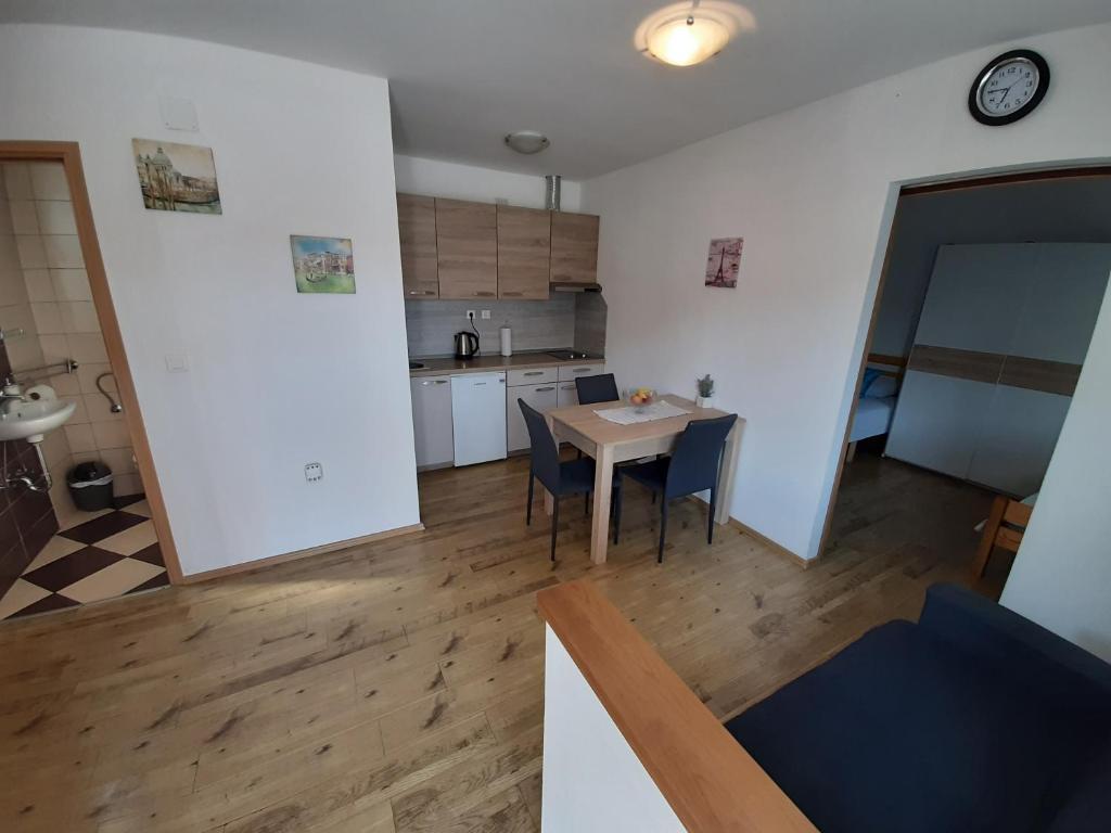 Kuchyňa alebo kuchynka v ubytovaní Rooms LU&LA