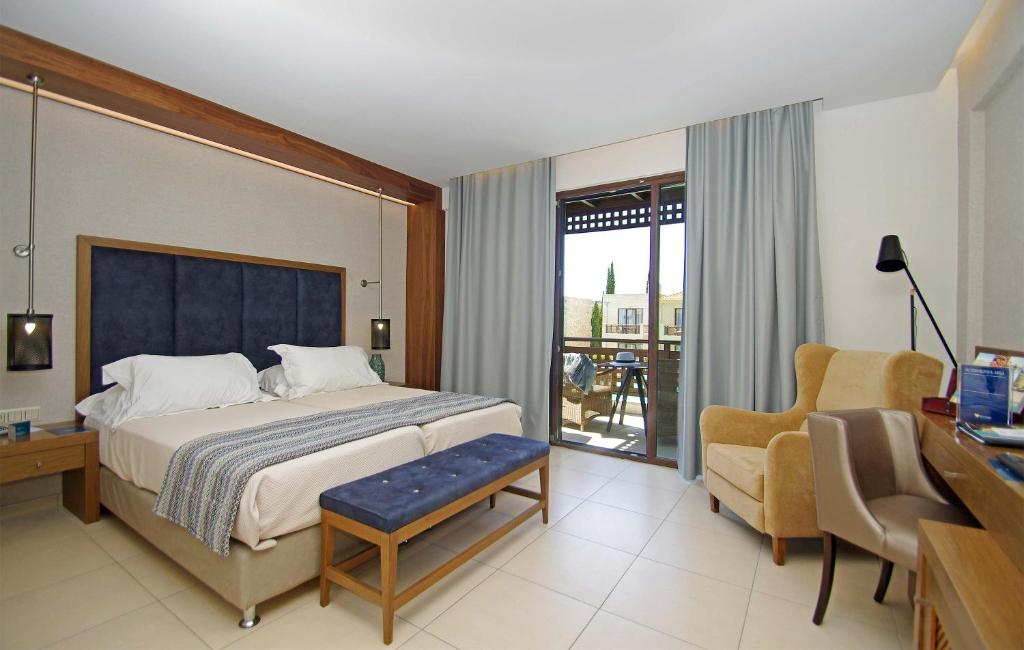 Postel nebo postele na pokoji v ubytování Mediterranean Village Hotel & Spa