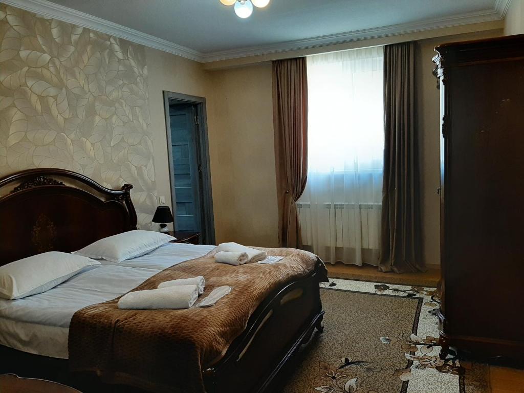 Postel nebo postele na pokoji v ubytování Kazbegi Guide