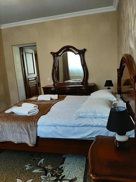 Postel nebo postele na pokoji v ubytování Kazbegi Guide