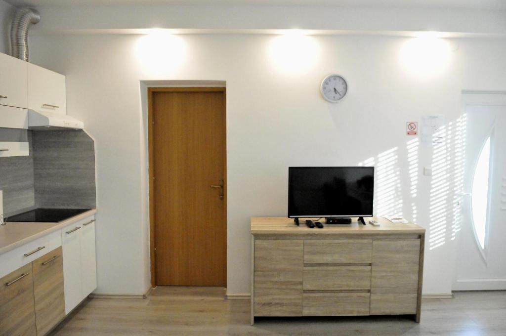 Televízia a/alebo spoločenská miestnosť v ubytovaní Rooms LU&LA