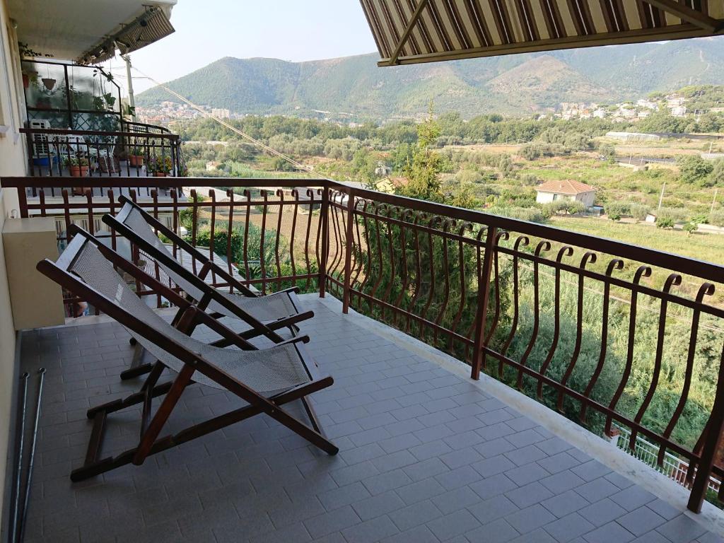 d'un balcon avec des chaises et une vue sur les montagnes. dans l'établissement Casa Emilia Loano, à Loano