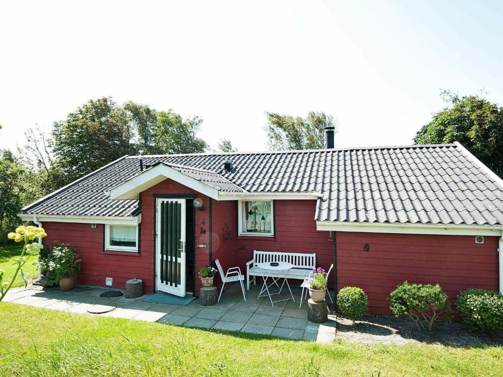 FjerbækにあるHoliday Home Bambivejの赤い家