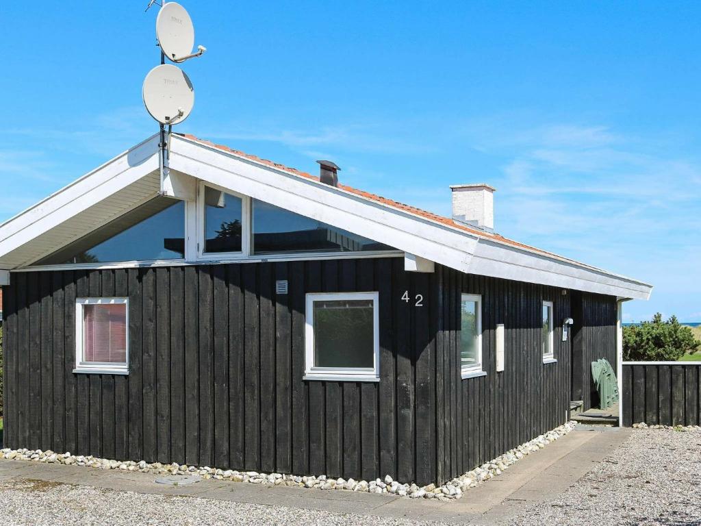 una casa negra con satélite en 6 person holiday home in Hadsund, en Øster Hurup