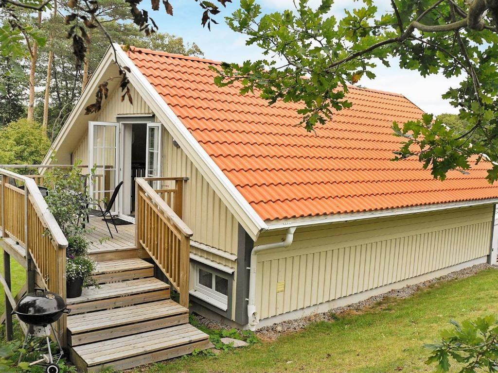 ein kleines Haus mit orangefarbenem Dach in der Unterkunft 5 person holiday home in Fj llbacka in Fjällbacka