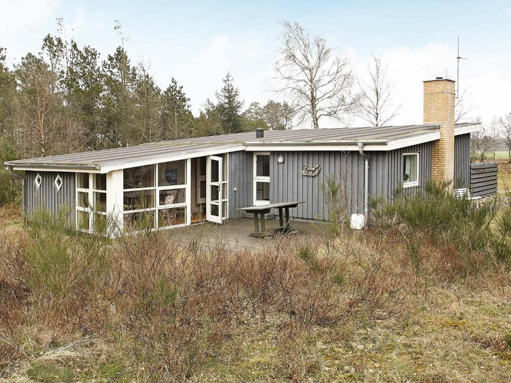 フルシグにある6 person holiday home in Skagenのピクニックテーブル付き灰色の家