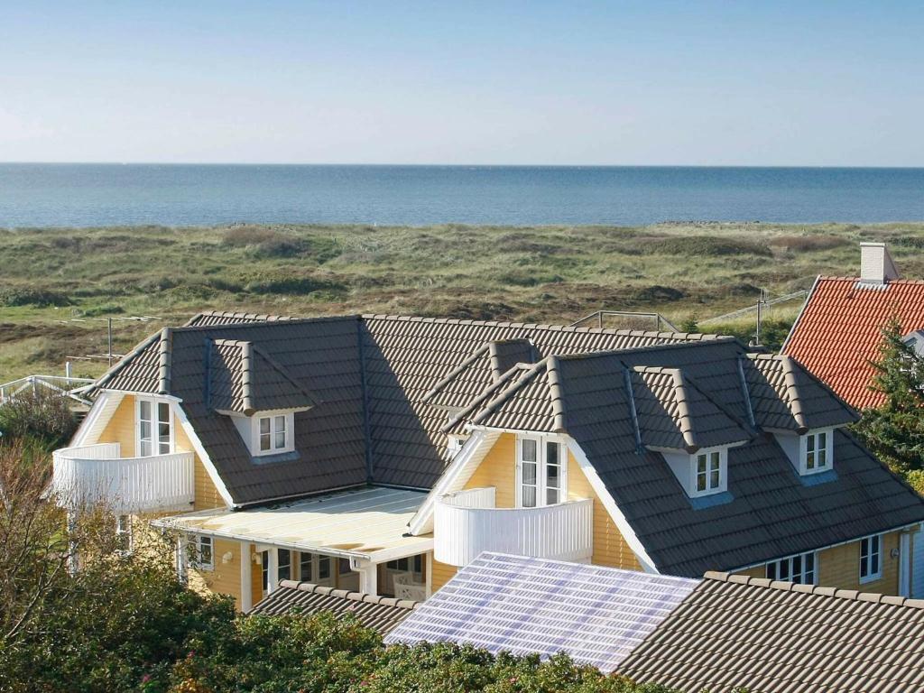 ブラーバンドにある10 person holiday home in Bl vandの海を背景とした屋根群