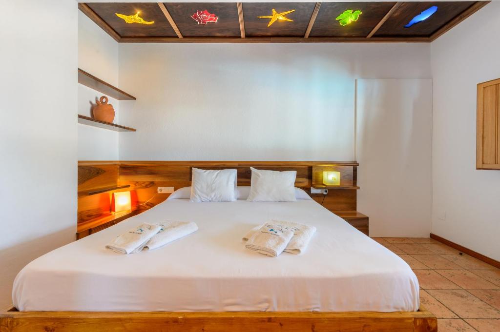 A bed or beds in a room at Es Pas Formentera Agroturismo