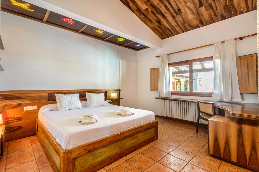 A bed or beds in a room at Es Pas Formentera Agroturismo