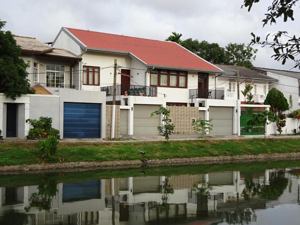 uma casa ao lado de um corpo de água em Water Park Residencies em Nugegoda