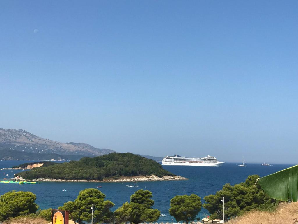 Peisaj natural din apropierea acestui hotel