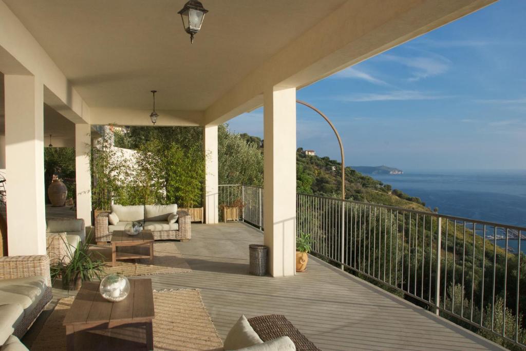 a balcony with a view of the ocean at Santo Mercurio Country House in Pisciotta