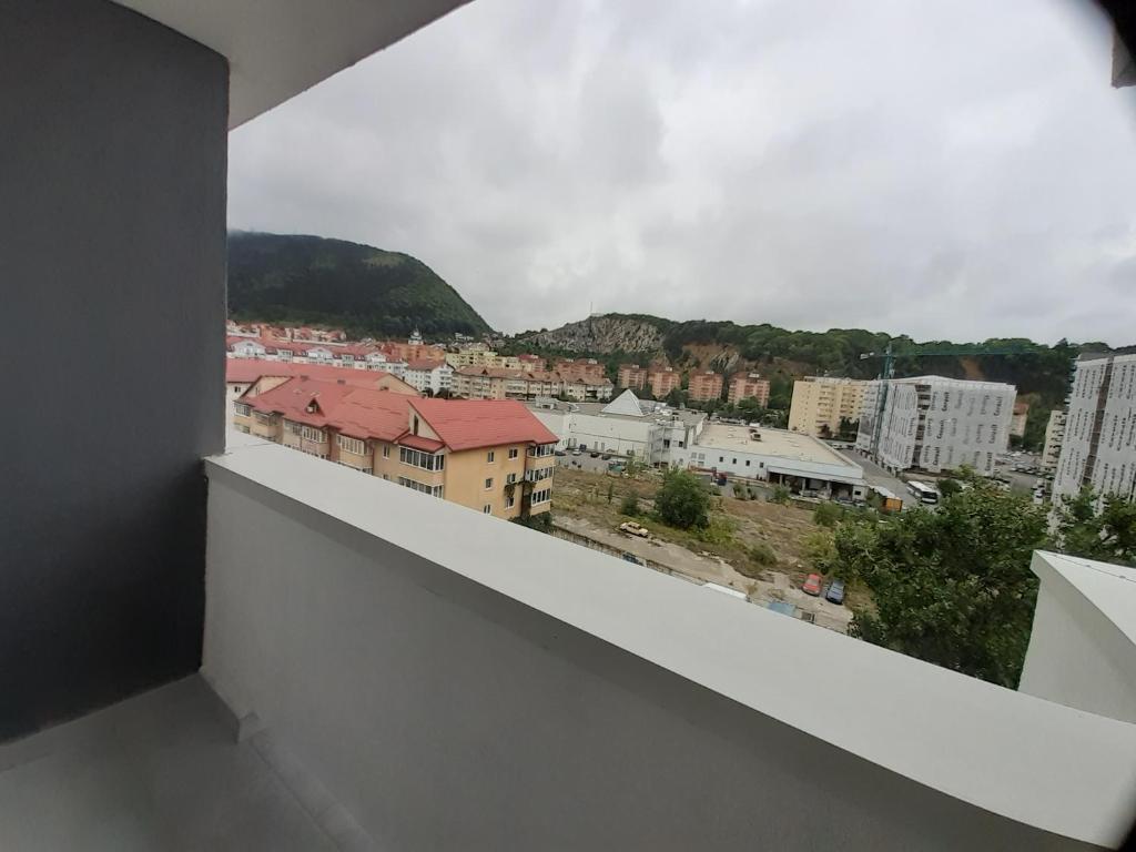 d'un balcon avec vue sur la ville. dans l'établissement Anca Alphaville III, à Braşov