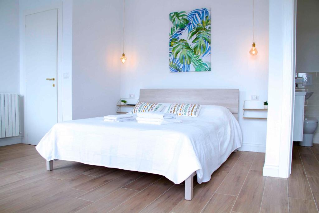 ナポリにあるCasa Fabianaの白いベッドルーム(大きな白いベッド付)