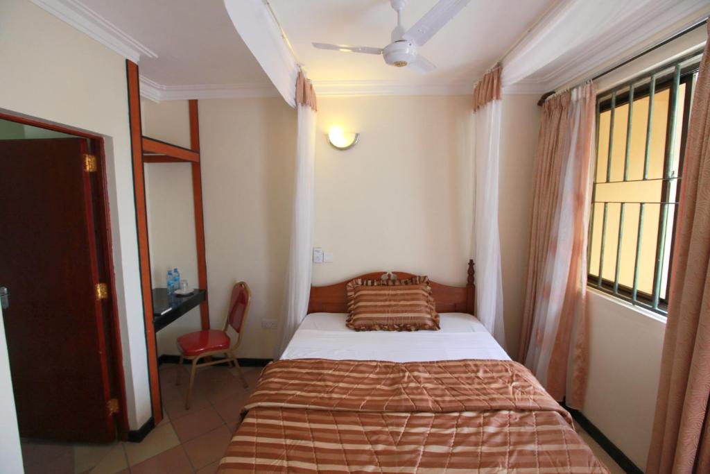 Postel nebo postele na pokoji v ubytování Coastgate Hotel